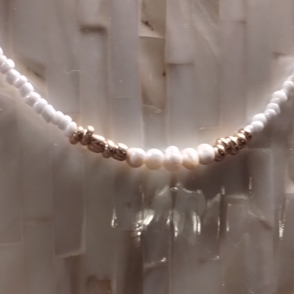 Elegant Pearl Necklace with Gold Accents - Picture 3 of 8